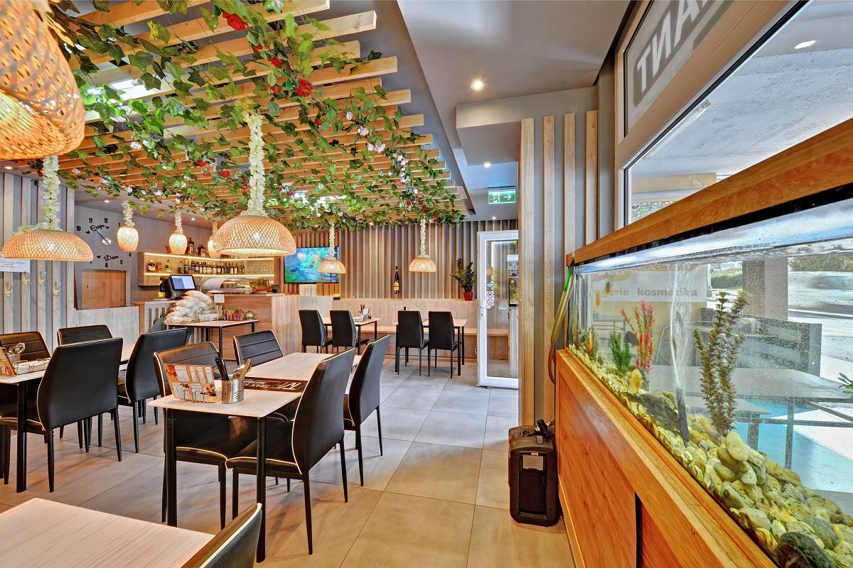 Akvárium u vstupu do restaurace