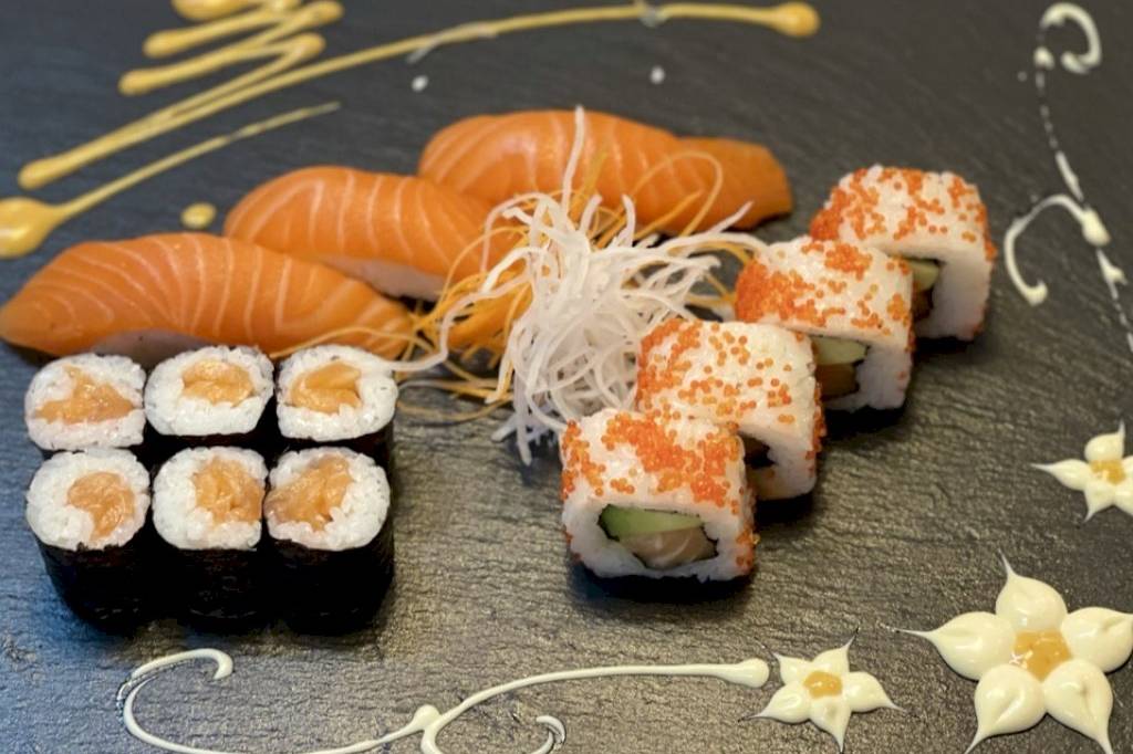 Talíř sushi a maki v restauraci Tran Viet Food